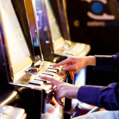 Slot accese fuori orario: due bar del Verbano multati dai Carabinieri