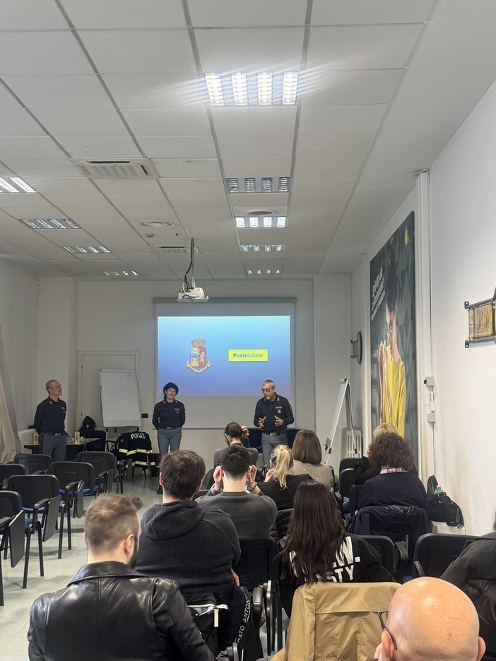 &quot;Guida sicura&quot;: anche il personale di Poste Italiane del Vco partecipa all'iniziativa della polizia