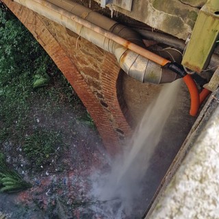 Guasto alla rete idrica, chiuso per una sera il ponte tra via De Angeli e la Vallestrona