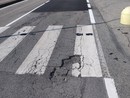 Asfalto con buche lungo la Intra Premeno