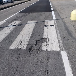 Asfalto con buche lungo la Intra Premeno
