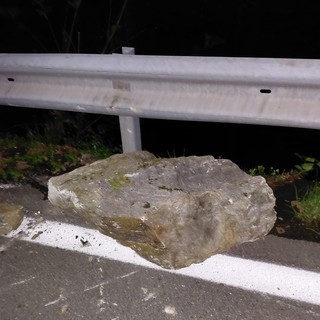 Masso caduto in strada, resta chiusa la provinciale della Vallestrona