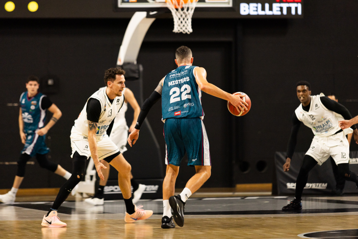 Esordio amaro per la Paffoni: sconfitta per 85-64 contro Rucker alla Prealpi Arena Esordio amaro per la Paffoni: sconfitta per 85-64 contro Rucker alla Prealpi Arena
