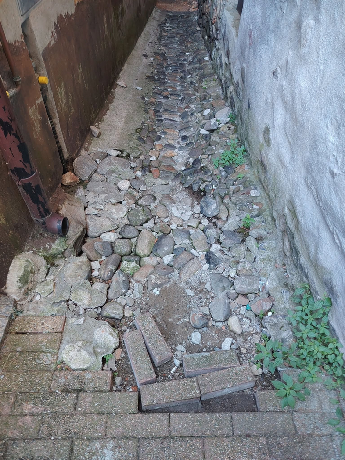 “Stradina utilizzata da anziani e bambini da sistemare” “Stradina utilizzata da anziani e bambini da sistemare”