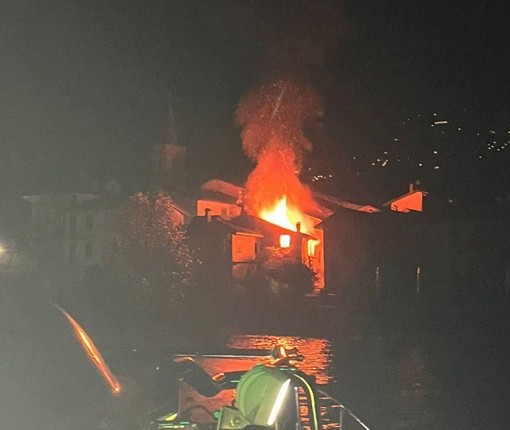Incendio all'Isola del Pescatori, intervento dei vigili del fuoco: nessuna persona coinvolta