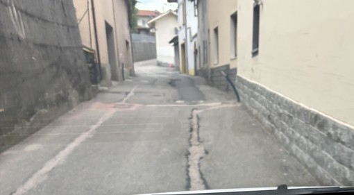 Crusinallo, Songa torna a segnalare strade e marciapiedi in stato di degrado FOTO