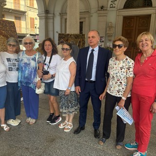 Omegna, grande successo per la prima infiorata sotto i portici del municipio FOTO