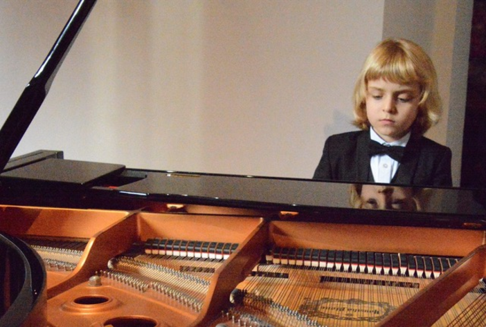 Il prodigio del pianoforte Alberto Cartuccia Cingolani a Lesa per il Festival Lago Maggiore Musica Il prodigio del pianoforte Alberto Cartuccia Cingolani a Lesa per il Festival Lago Maggiore Musica