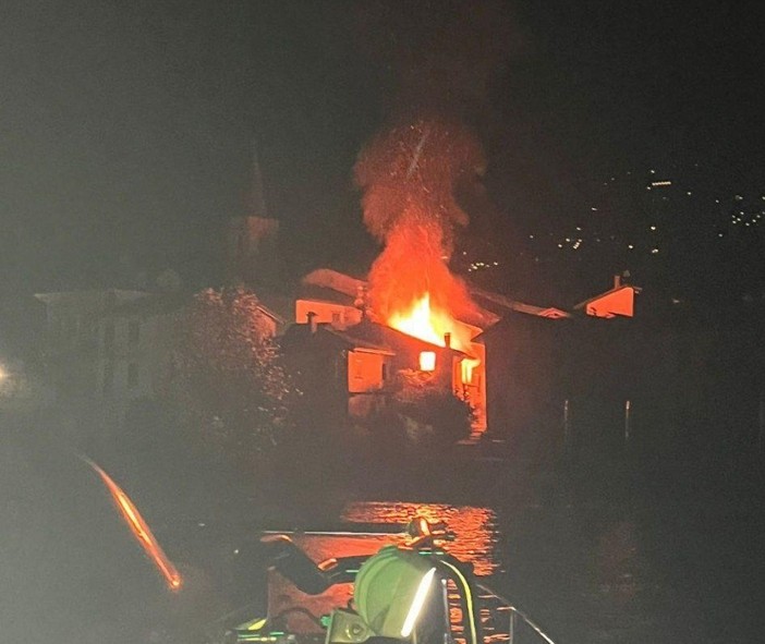 Incendio all'Isola del Pescatori, intervento dei vigili del fuoco: nessuna persona coinvolta