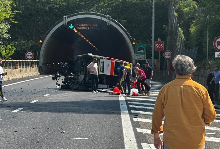 Stresa, ambulanza si ribalta in autostrada: in codice rosso il paziente a bordo