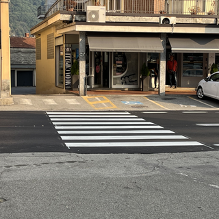Gravellona, nuove strisce pedonali e qualche polemica social