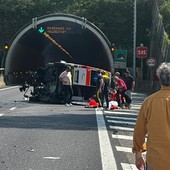 Stresa, ambulanza si ribalta in autostrada: in codice rosso il paziente a bordo