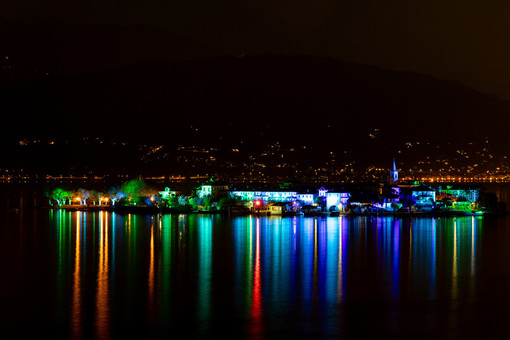 Si accendono le "Isole di luce" nel golfo Borromeo Si accendono le "Isole di luce" nel golfo Borromeo