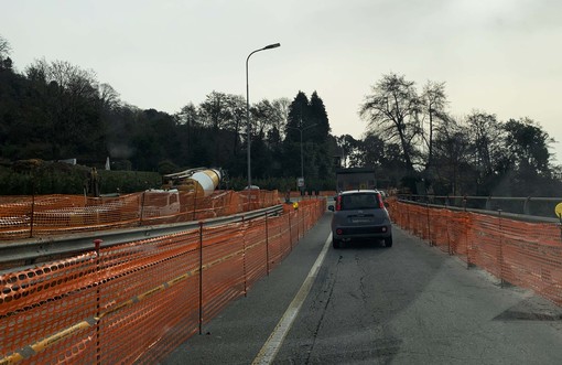 Traffico dirottato a Bieno per permettere di riparare il guasto al cavo tranciato ai Tre Ponti Traffico dirottato a Bieno per permettere di riparare il guasto al cavo tranciato ai Tre Ponti