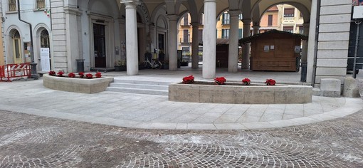 Pronta la nuova piazza XXIV Aprile di Omegna FOTO Pronta la nuova piazza XXIV Aprile di Omegna FOTO