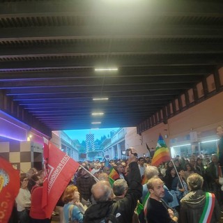 Omegna, grande partecipazione alla fiaccolata per la pace in Palestina
