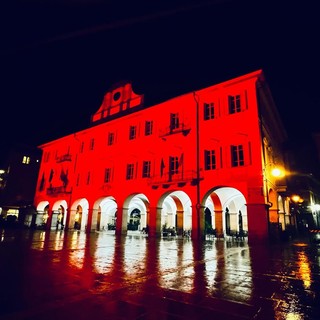 Settimana della Croce Rossa, il municipio di Verbania si tinge di rosso