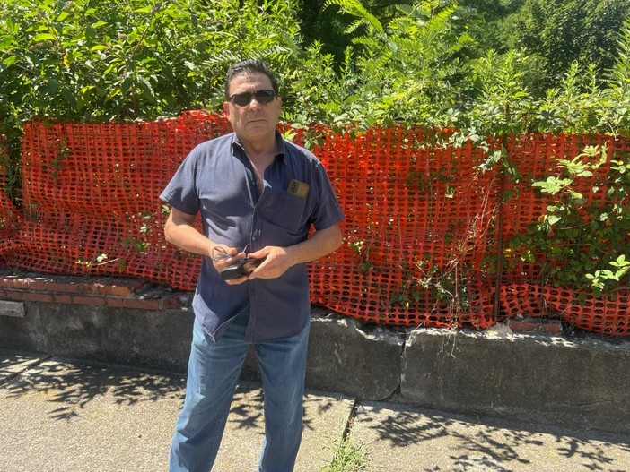 Marciapiede pericolante a Crusinallo: i cittadini chiedono l'intervento del comune