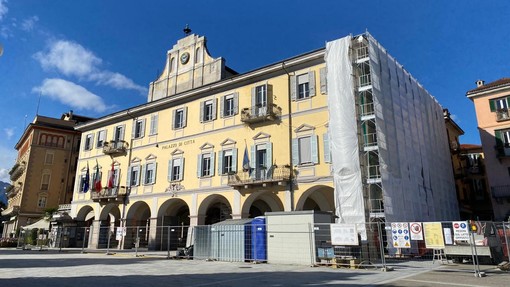 Nuovo look per il Municipio di Pallanza: i lavori di restauro volgono al termine