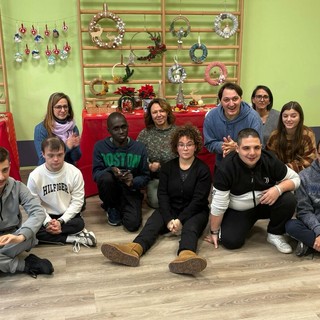 Taglio del nastro per la mostra dei lavori del Centro Do Taglio del nastro per la mostra dei lavori del Centro Do