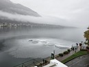 Macchia biancastra nelle acque del Lago d'Orta davanti ai giardini di Omegna