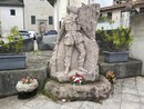 Erbacce e rifiuti intorno al monumento del capitano Beltrami: &quot;Serve più attenzione&quot; FOTO