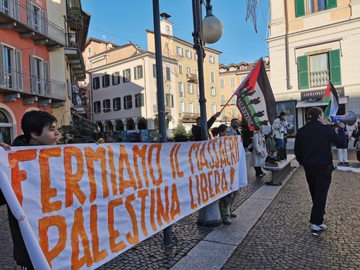 Fiaccolata e presidio a Verbania per la Giornata di solidarietà con il popolo palestinese Fiaccolata e presidio a Verbania per la Giornata di solidarietà con il popolo palestinese