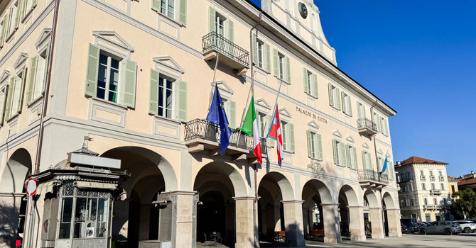 Verbania, il Pd attacca: "450mila euro per le luminarie natalizie, la ma città resta al buio" Verbania, il Pd attacca: "450mila euro per le luminarie natalizie, la ma città resta al buio"