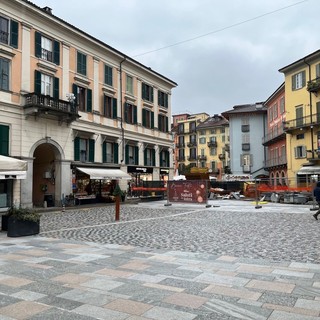 Proseguono i lavori nel centro di Intra: restringimento in corso Mameli