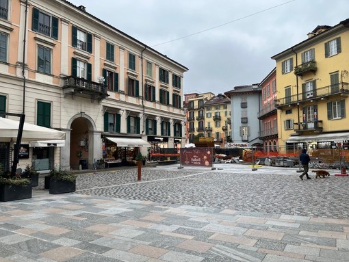 Proseguono i lavori nel centro di Intra: restringimento in corso Mameli