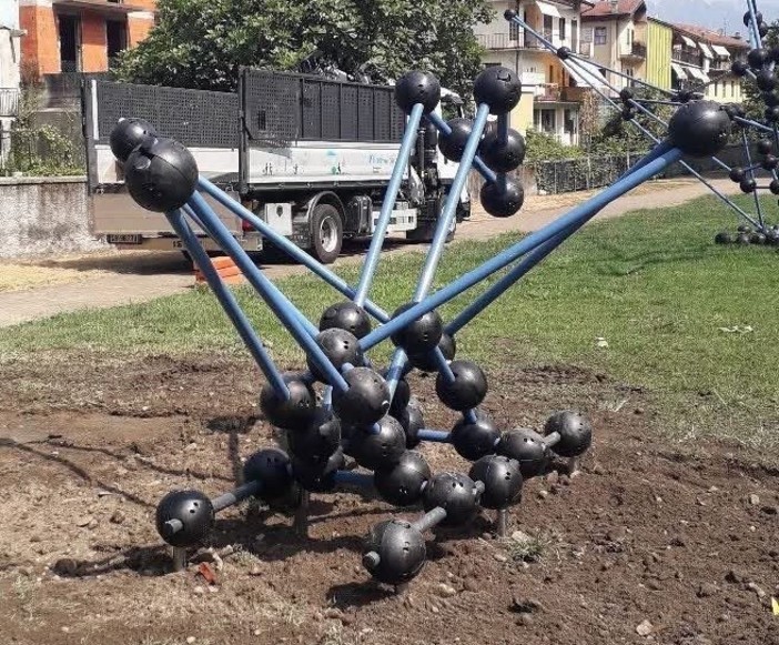 Omegna, un nuovo origami completa l'installazione al Forum