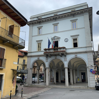 Omegna acquisisce l’ex sede della banca in via Cavallotti: sarà il nuovo ufficio turistico