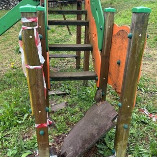 Manutenzione dei parchi gioco cittadini in primo piano