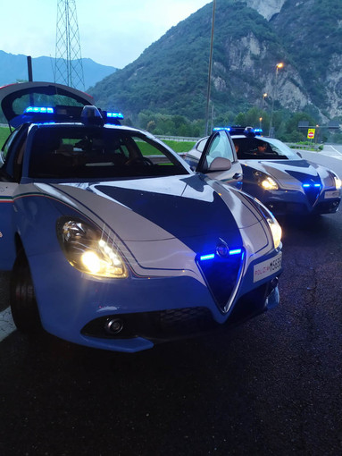 Litiga con la fidanzata e le sfonda il parabrezza dell'auto con un pugno