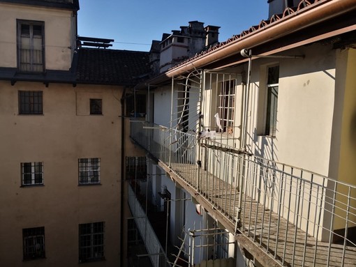 E' morta la bimba di 3 anni caduta dal quarto piano in via Milano. VIDEO