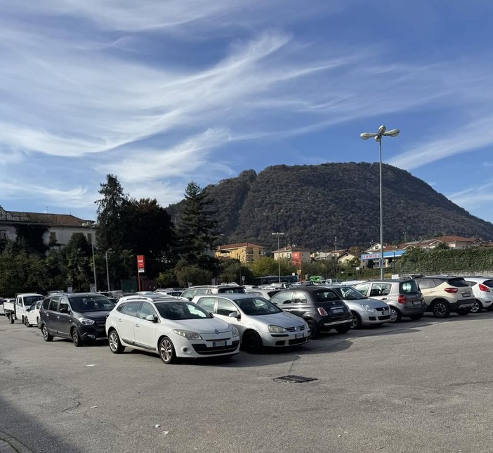 “Congestionato il parcheggio del Penny di Intra'' “Congestionato il parcheggio del Penny di Intra''