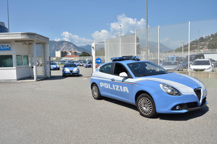 Ubriaco e ferito disturba i clienti di un bar a Suna: interviene la Polizia
