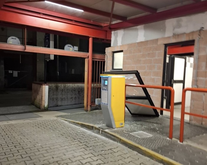 Parcheggio Rosmini insicuro: scoppia la polemica