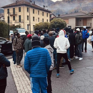 Senza energia elettrica né acqua calda: protestano i migranti di Cesara