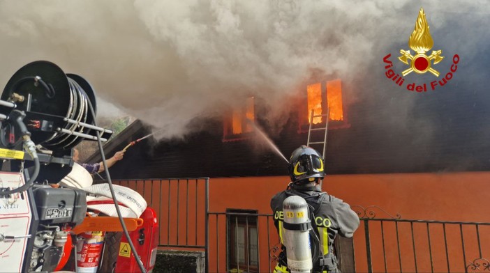 Incendio al tetto di una villetta a Luzzogno: casa inagibile Incendio al tetto di una villetta a Luzzogno: casa inagibile