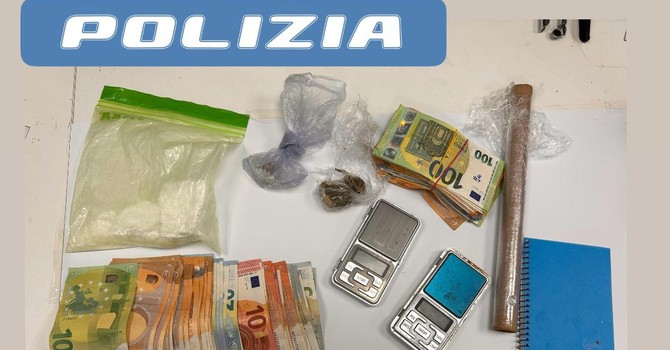 Fuggono all'alt della polizia e gettano la droga dal finestrino: una coppia arrestata per spaccio