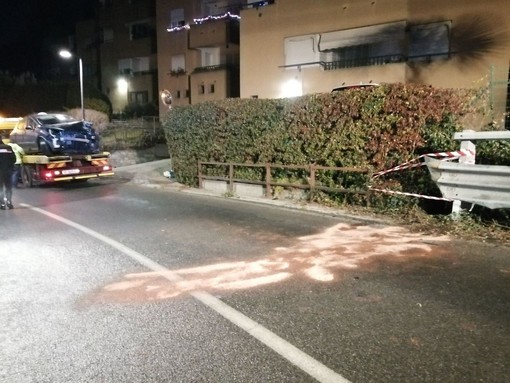 Incidente ad Arizzano, auto sbanda e finisce contro il guardrail