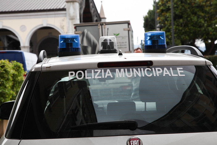 Alla guida con la patente sospesa, tenta la fuga: fermato dalla polizia locale