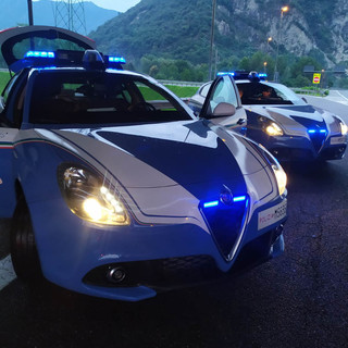 Litiga con la fidanzata e le sfonda il parabrezza dell'auto con un pugno