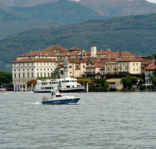 Getta rifiuti nelle acque del lago Maggiore, multato turista tedesco