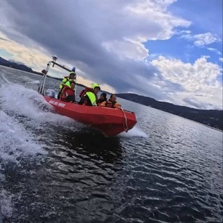 Surfisti in difficoltà sul Lago Maggiore, salvati dai Vigili del Fuoco davanti ai Castelli di Cannero