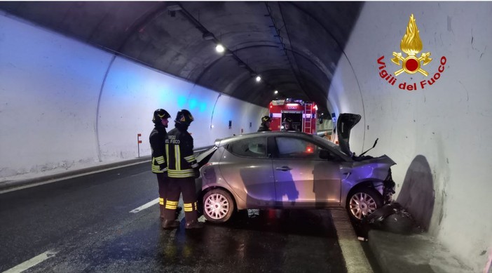 Auto perde il controllo in galleria sulla A26, ferito un 20enne