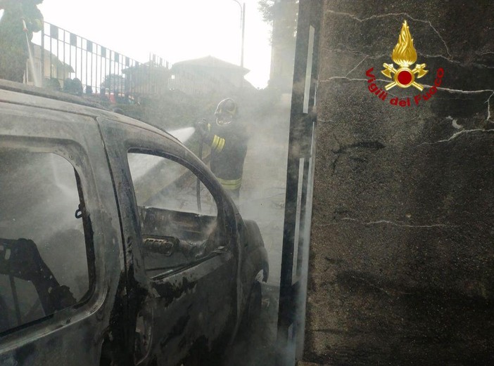 Auto parcheggiata prende fuoco all'improvviso Auto parcheggiata prende fuoco all'improvviso
