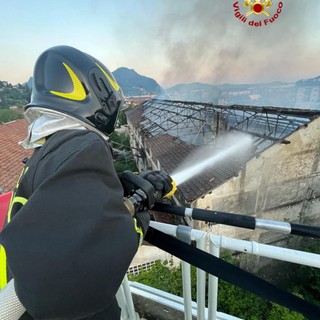 Incendio ai capannoni della ex Buzzi