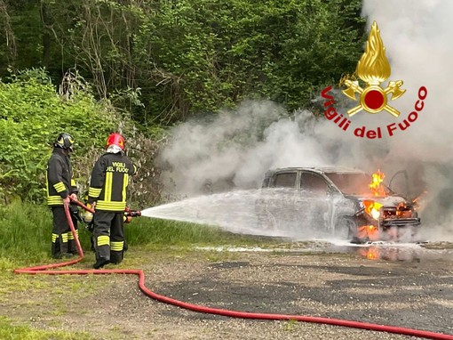 Auto in fiamme sulla SP90 tra Rovegro e Cicogna: intervento dei Vigili del Fuoco